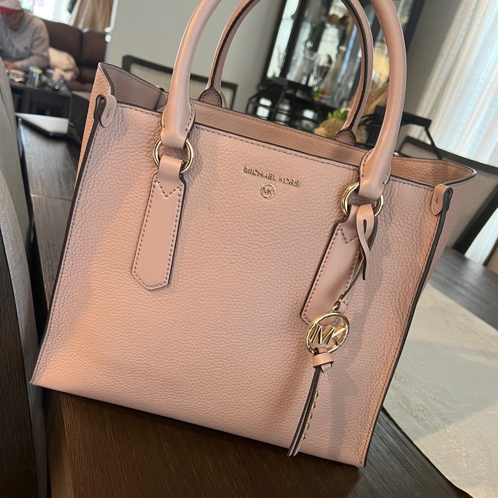 MAKE AN OFFER  this bag is perfect